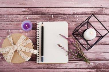 Defter, heather çiçekler, mumlar