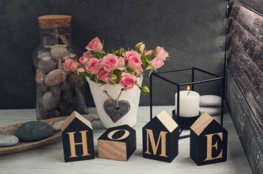 Mum ile beton tencerede pembe güller