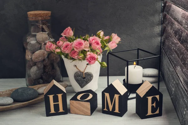 Mum ile beton tencerede pembe güller