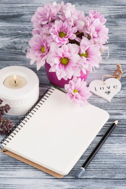 Açık defter, pembe papatya çiçekler