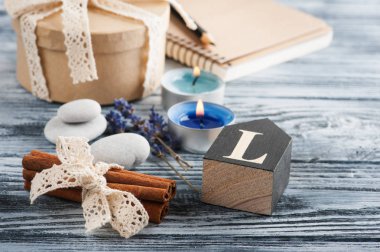 Defter, lavanta çiçekler, mumlar, çakıl