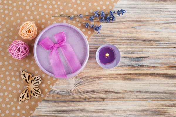 Caja de regalo púrpura, flores de lavanda, vela —  Fotos de Stock