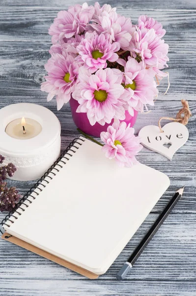 Açık defter, pembe papatya çiçekler