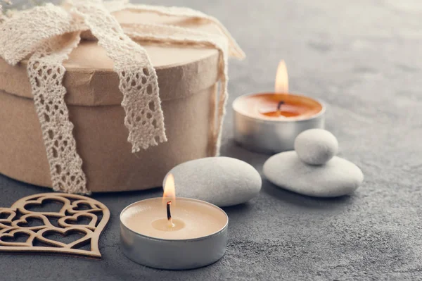 Dantel fiyonklu, kalp el hazırlanmış hediye