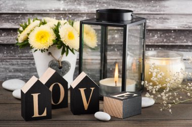 Mumlar ile beton tencerede sarı krizantem