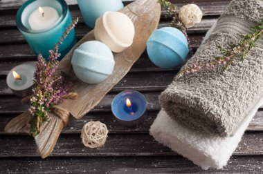 Mavi vanilya banyo bombalar, heather çiçekler ile Spa kompozisyon