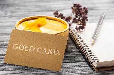 Altın hediye kartı, dizüstü bilgisayar, mum ve kutusu