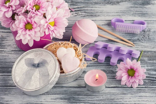 Samenstelling van de spa met roze Bad bommen, madeliefjebloemen, stak kaars — Stockfoto