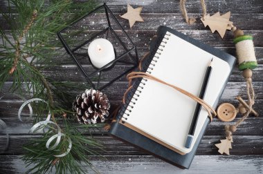 Noel ağacı, boş açık defter ve xmas dekor 
