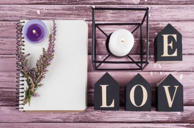 Defter, heather çiçekler, mumlar