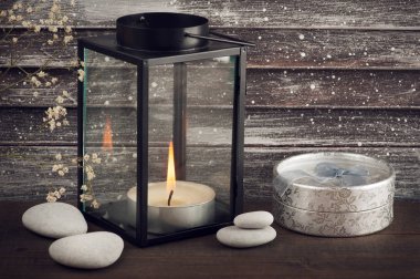 Fener mum ve çakıl taşları ile