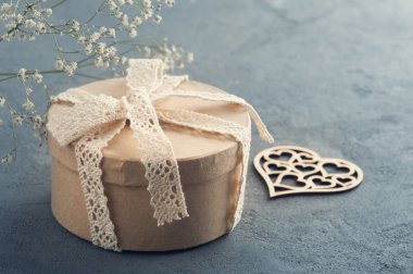 Dantel fiyonklu, kalp el hazırlanmış hediye