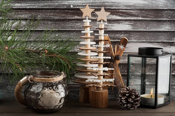 Ξύλινα χριστουγεννιάτικα δέντρα σε σκανδιναβικό στυλ — Φωτογραφία Αρχείου