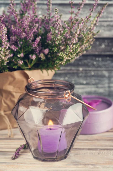 Roze heather en kaars in geometrische glazen vaas — Stockfoto