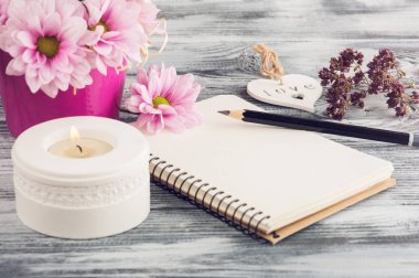 Açık defter, pembe papatya çiçekler