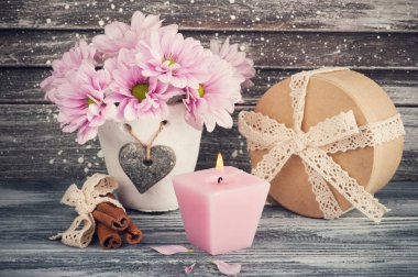 Beton tencerede pembe krizantem 