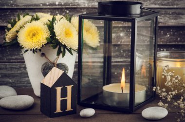 Mum ile beton tencerede sarı krizantem