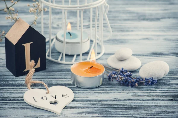 Flores de lavanda, azul naranja encendida vela y corazón —  Fotos de Stock