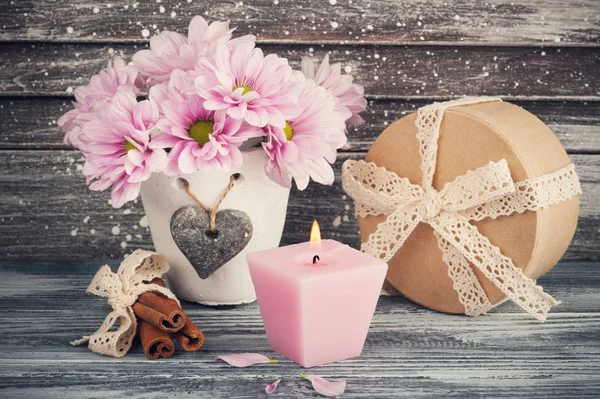 Beton tencerede pembe krizantem 