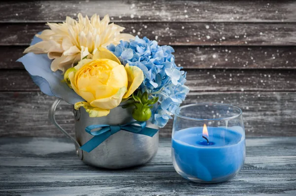 Желтая роза и голубой букет гортензии — стоковое фото