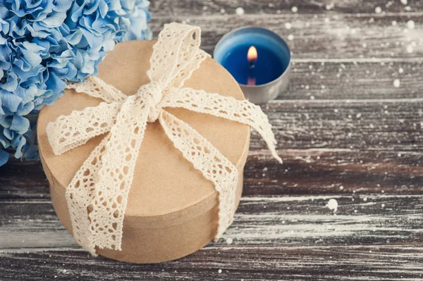 Blauwe hortensia boeket, cadeau met strik, stak kaars — Stockfoto
