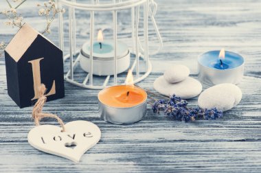 Lavanta çiçek, mum ve kalp mavi turuncu yaktı 