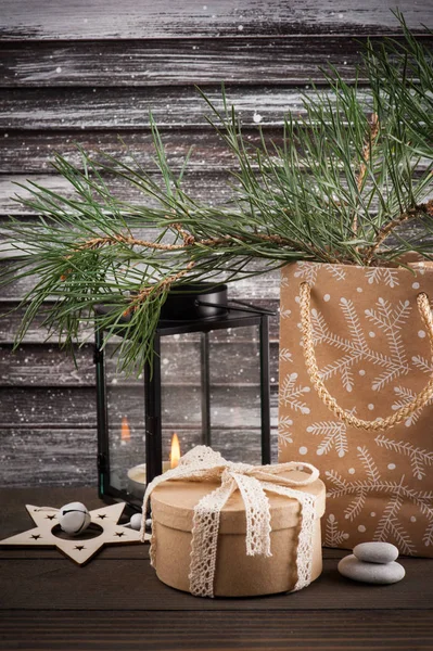 Χριστουγεννιάτικο δέντρο, κιβώτιο δώρων και κερί — Φωτογραφία Αρχείου