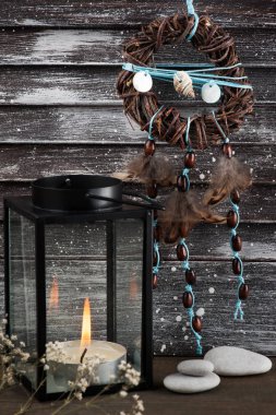 Rüya yakalayıcı, yanan mum ile iç dekor