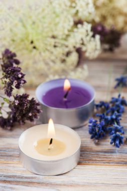 Aroma mumlar ile Spa kompozisyon