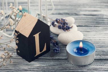 Lavanta çiçekleri, mavi yaktı mum 