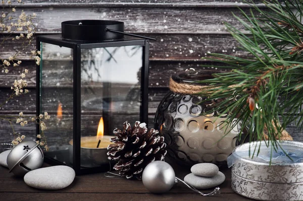 Χριστουγεννιάτικο δέντρο, αναμμένο κερί και ασημένια διακόσμηση σε σκανδιναβικό στυλ — Φωτογραφία Αρχείου