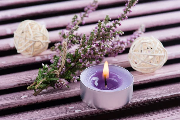 Rosa Heidekraut, lila brennende Kerze — Stockfoto