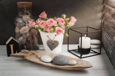 Mum ile beton tencerede pembe güller