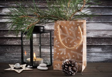 Noel ağacı, hediye kutusu ve mum 