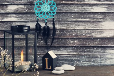 Rüya yakalayıcı, yanan mum ile iç dekor