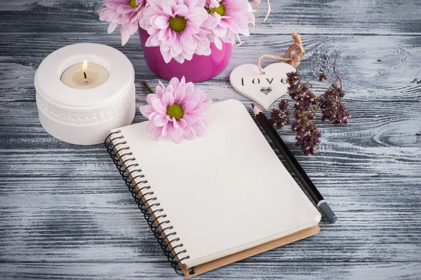 Ανοίξτε το σημειωματάριο, ροζ λουλούδια Μαργαρίτα — Φωτογραφία Αρχείου