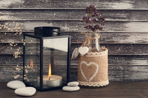 Fener mum ve çakıl taşları ile