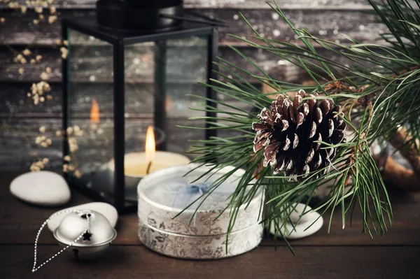 Noel ağacı, yanan mum ve İskandinav styl bir gümüş dekor