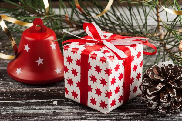 Weihnachtsbaum und rote Geschenkschachtel — Stockfoto