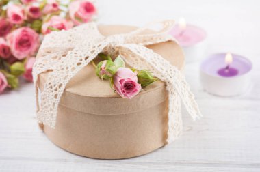 Pembe gül hediye ve mum