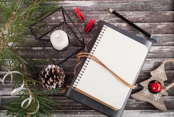 Noel ağacı, boş açık defter ve kırmızı xmas dekor 