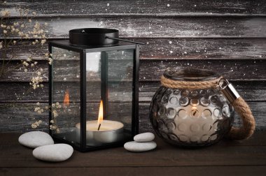 Yanan mumlar rustik iç