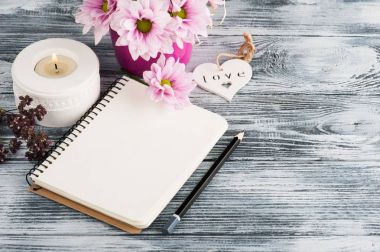 Açık defter, pembe papatya çiçekler