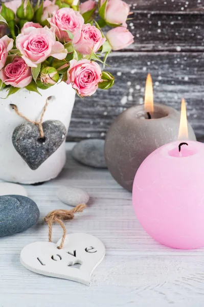 Kalp, pembe Gül mum ile beton tencerede