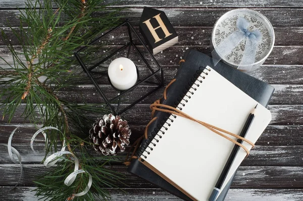 Noel ağacı, boş açık defter ve xmas dekor 