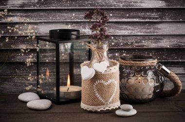 Yanan mumlar rustik iç