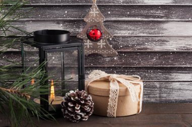 Noel ağacı, hediye kutusu ve mum 