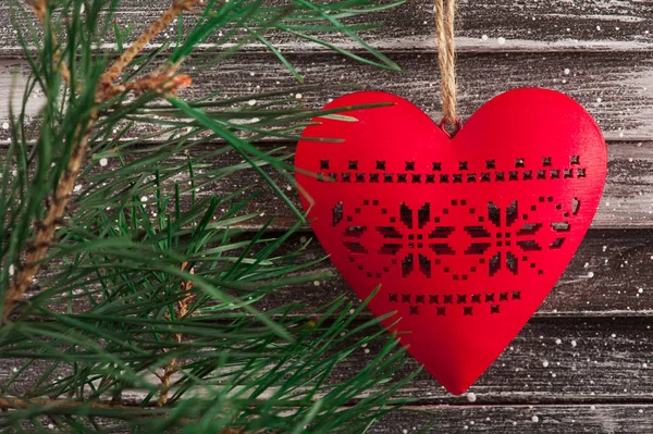 Χριστουγεννιάτικο κόκκινο καρδιά σε σκανδιναβικό στυλ — Φωτογραφία Αρχείου