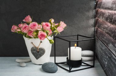 Mum ile beton tencerede pembe güller