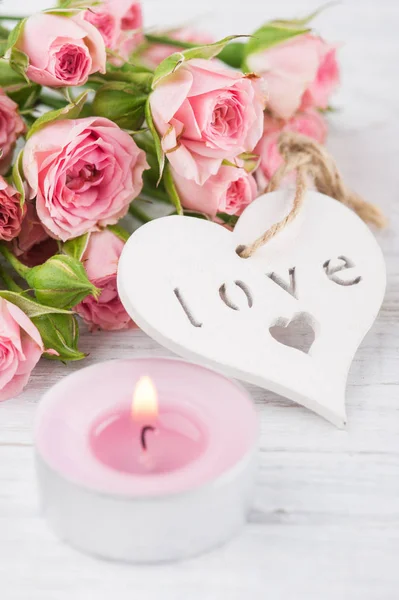 Rosas cor de rosa com coração e vela — Fotografia de Stock
